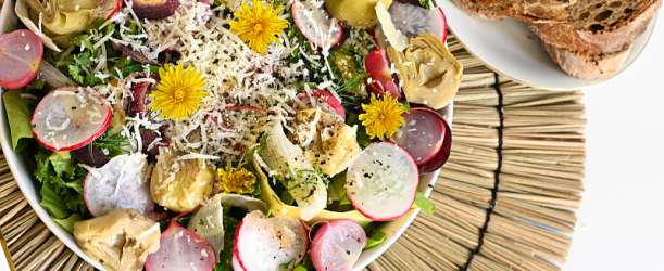 Jarní bylinkový salát s nakládanými artyčoky, manchegem a citronovou vinaigrette