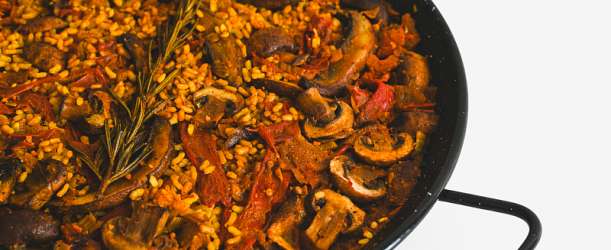 Španělská šafránová rýže s houbami a grilovanými paprikami z jedné pánve 